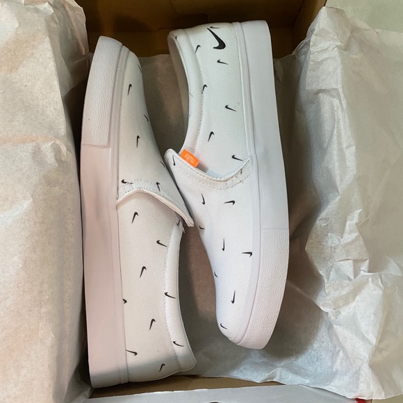 Women’s New Nike Slip-On sz9 - Picture 1 of 5